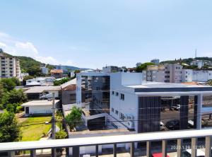 uma vista de um edifício numa cidade em Ap central e vista para o Cristo em Encantado