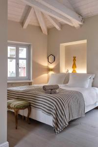 ein Schlafzimmer mit einem großen Bett und einer gestreiften Decke in der Unterkunft CASA OTTO @ BELVEDERE PANORAMIC VIEW POINT in La Morra