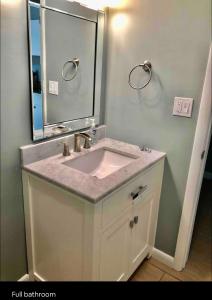 La salle de bains est pourvue d'un lavabo et d'un miroir. dans l'établissement Cheerful home with one bedroom, à Cape Coral