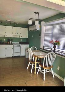 kuchnia z drewnianym stołem i krzesłami w kuchni w obiekcie Cheerful home with one bedroom w mieście Cape Coral