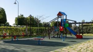 um parque com parque infantil com escorrega em ATICO DEL SOL - Playa Del Angel - Estepona em Estepona