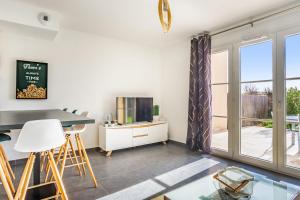 a living room with a desk and a tv at Maison Peyrat - Welkeys in Grimaud