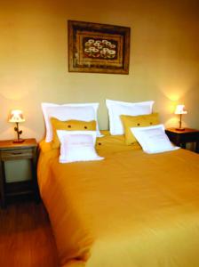 1 dormitorio con 2 camas con sábanas amarillas y 2 lámparas en Cabañas Las Aguilas ADHERIDA PREVIAJE en Ushuaia