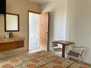 a bedroom with a bed and a desk and a table at Hotel Santo Domingo Express in Villahermosa
