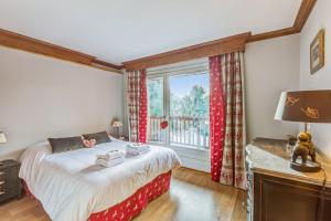 una camera con letto e finestra di Superb and calm flat with balcony in Megève - Welkeys a Megève