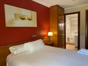 Postel nebo postele na pokoji v ubytování HOSTAL GALICIA CARDEDEU + 37 fotografií