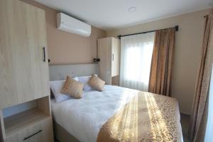A bed or beds in a room at Beyaz Melek Apart Hotel