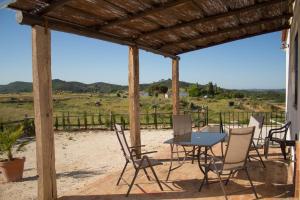 una mesa y sillas en un patio con vistas en Mirador del Sotillo, en Cazalla de la Sierra