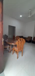 una sala da pranzo con tavolo e 2 sedie di Family Time Holiday Home a Anuradhapura