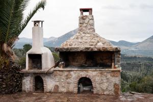 un viejo horno de piedra sentado en la cima de una colina en Silo Stone House 