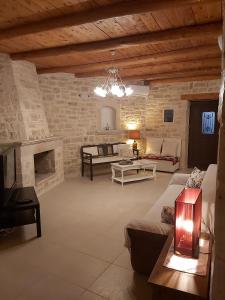 - un salon avec un canapé et une cheminée dans l'établissement Vasiliki Villa, à Orthés