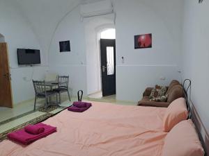 een slaapkamer met een groot bed en een tafel bij The Lemon Homes in Bayt Sāḩūr
