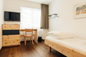 Postel nebo postele na pokoji v ubytování Hotel Krüzli - dapi 1914