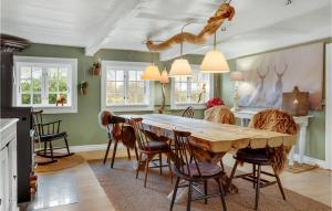 comedor con mesa de madera y sillas en Beautiful Home In Stubbekbing With Kitchen, en Stubbekøbing