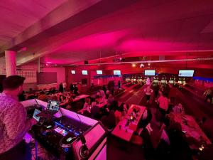 a crowd of people sitting in a bowling alley at Sporthotel Öhringen in Öhringen