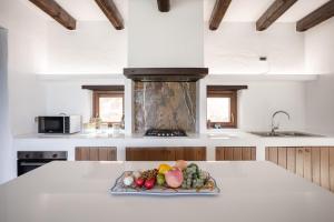 un piatto di frutta su un bancone in cucina di Villa a 300 Mt. dal Mare (Magaggiari) con campo da tennis a Cinisi