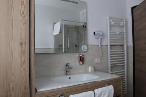A bathroom at DolceAmbiez Apartments Még 36 kép