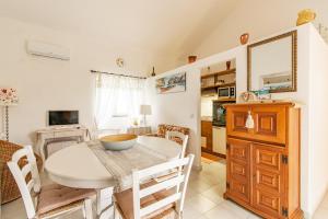 A kitchen or kitchenette at Casa Lilliosa