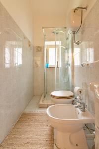 W łazience znajduje się prysznic, toaleta i umywalka. w obiekcie Casa Lilliosa w mieście San Pasquale