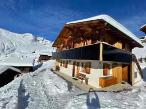 uma casa na neve numa montanha em Malva em Belalp