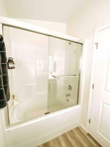 um chuveiro com uma porta de vidro na casa de banho em Si View em North Bend