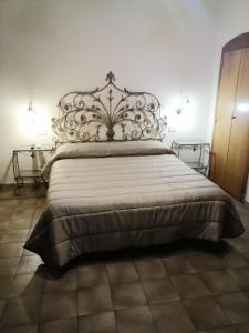 um quarto com uma cama grande e uma cabeceira de metal em hotel de rossi em Bari