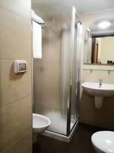 een badkamer met een douche en een wastafel bij hotel de rossi in Bari