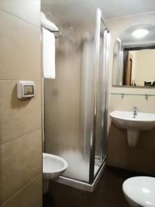 bagno con doccia e lavandino di hotel de rossi a Bari