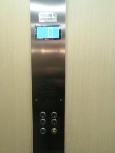 un botón de ascensor con un letrero encima en hotel de rossi, en Bari