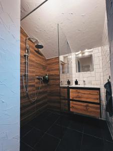 La salle de bains est pourvue d'une douche et d'un lavabo. dans l'établissement Tenkeshegyi Házikó, à Siklós