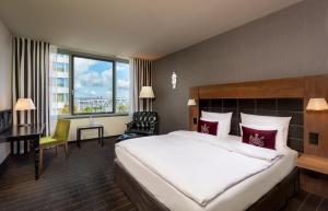 เตียงในห้องที่ Mövenpick Hotel Stuttgart Airport