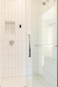 a bathroom with a shower with a glass door at Blanche de l'Ouest - Îles de la Madeleine in Havre-Aubert