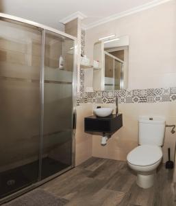 y baño con aseo, lavabo y ducha. en Tu Casa en Albacete, en Albacete