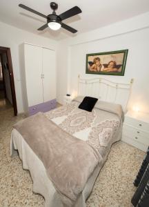 1 dormitorio con 1 cama y ventilador de techo en Tu Casa en Albacete, en Albacete