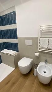 uma casa de banho com um WC branco e um lavatório. em B&B MoMi Sorrento em Sorrento