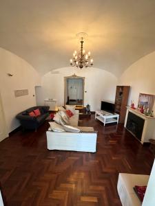 - un salon avec un canapé et un lustre dans l'établissement Dimora Eleuthera, à Naples