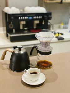 eine Tasse Kaffee und einen Mixer auf der Theke in der Unterkunft Reset (Hotel-Cafe-Coworking) in Cali