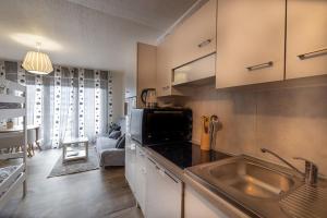 a kitchen with a sink and a microwave at Nart&Niar in Annemasse