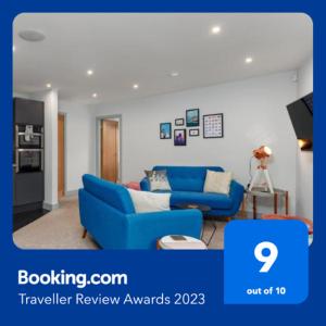 利物浦的住宿－Air Host and Stay - The Scouse House - Quirky 2 bedroom mews house mins from Sefton Park，客厅配有蓝色的沙发和电视