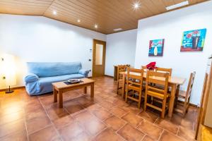 ein Wohnzimmer mit einem Sofa und einem Tisch in der Unterkunft CASA TERE in Valderrobres