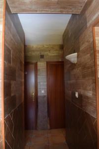 um corredor com uma cabina de duche ao nível do chão numa casa em El Manantial em Jerez de los Caballeros
