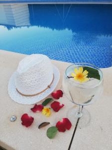 a hat and a wine glass next to a pool at El Manantial in Jerez de los Caballeros