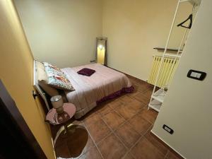 A bed or beds in a room at Case vacanza e camere in Villa Isabella con parcheggio custodito e wifi