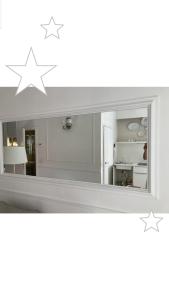 un miroir à quatre étoiles sur un mur blanc dans l'établissement Uno splendido punto a Verona!!, à Vérone