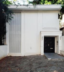 un edificio blanco con puerta y entrada en Casa Clássica no Mont Serrat, en Porto Alegre