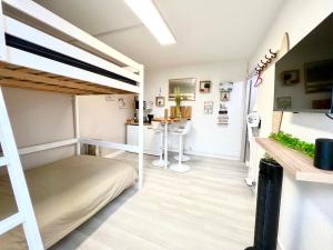 Kuchyň nebo kuchyňský kout v ubytování Studio cosy Bali 1 à 4 pers porte du Futuroscope