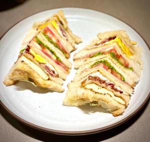 três sanduíches num prato branco numa mesa em Reset (Hotel-Cafe-Coworking) em Cali