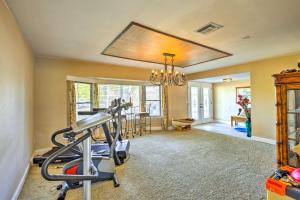 Fitness centrum a/nebo fitness zařízení v ubytování Tropical Apollo Beach House with Pool and Dock!