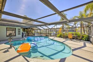 Bazén v ubytování Tropical Apollo Beach House with Pool and Dock! nebo v jeho okolí