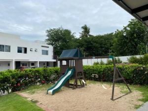 Vaikų žaidimų erdvė apgyvendinimo įstaigoje Alojamiento completo y muy confortable con servicio de alberca